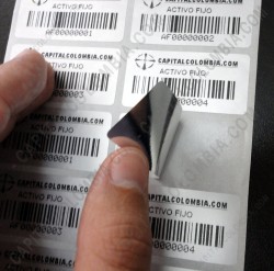Ampliar foto de Venta de 500 etiquetas impresas metalizadas para activos fijos con pegante de seguridad (Incluye etiquetas e impresión)